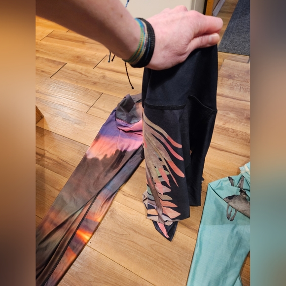 TEEKI LEGGINGS - 3 Size Med. Good pre-owned condition. - Picture 3 of 10